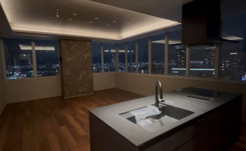 大阪市のタワーマンションリフォーム工事ホテルライクなキッチン・夜の現場