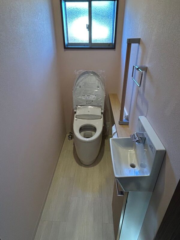 大阪市築40年の家リフォーム後２階トイレ