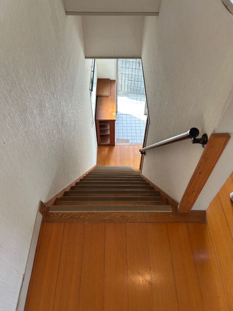 大阪市築40年の家リフォーム前階段