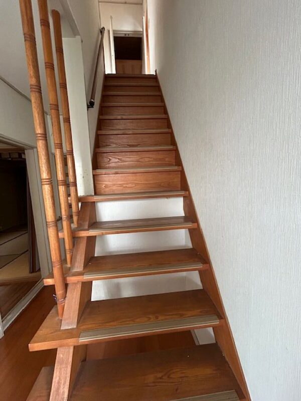 大阪市築40年の家リフォーム前階段